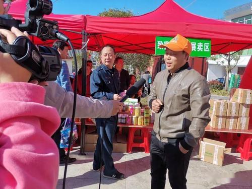 "山货出山促脱贫"!赣江源镇组织开展农产品展销活动